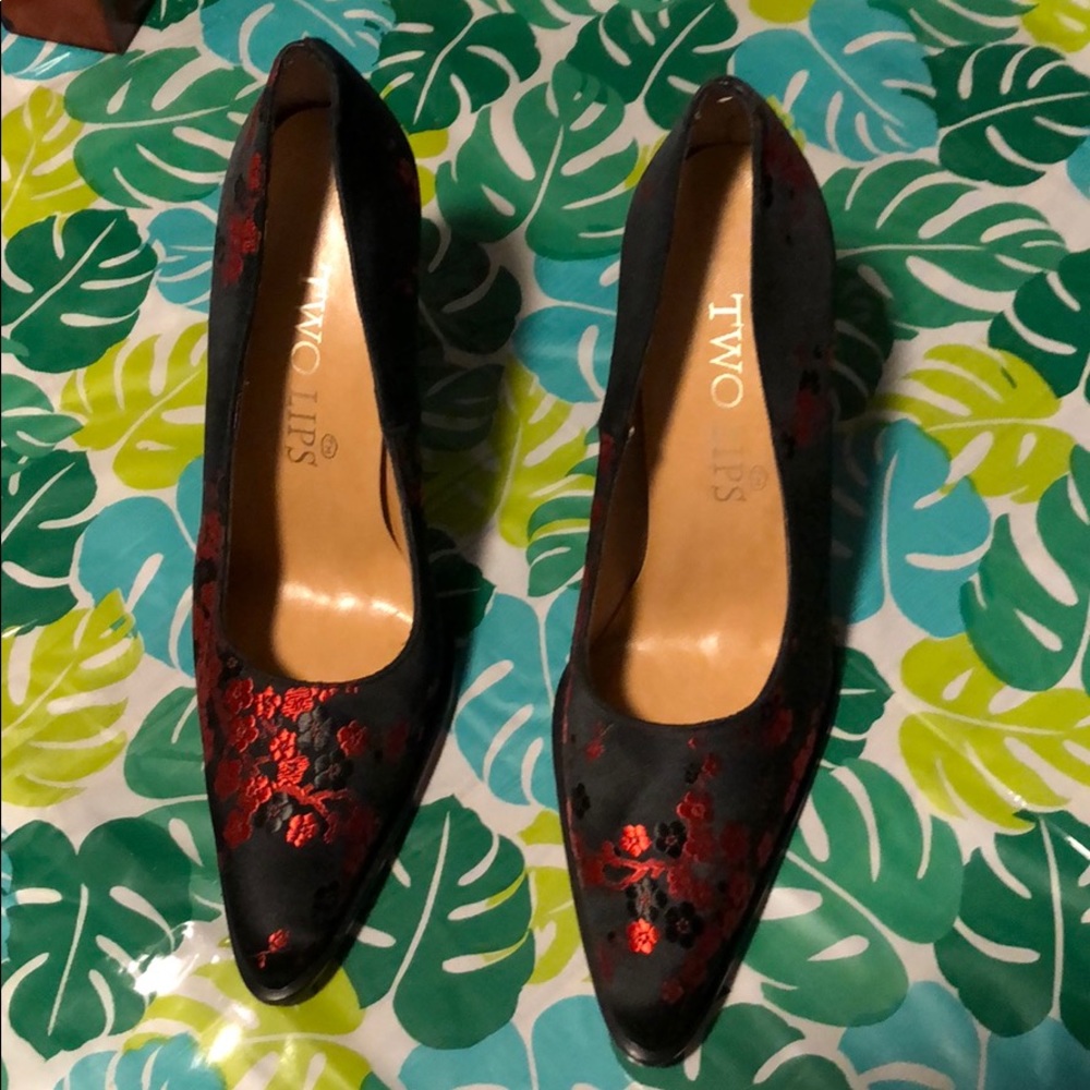 Two Lips Size 7B Heels